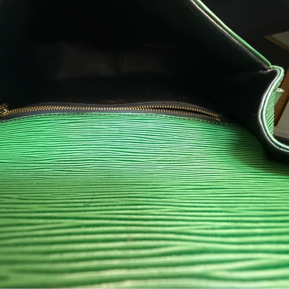 Louis Vuitton Green Saint Cloud Epi Crossbody, Great Vintage Condition - Picture 9 of 14